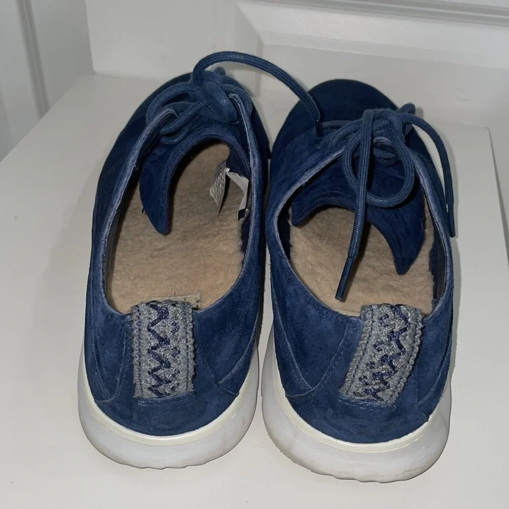 UGG Men’s Treadlite Chukka Boots size 11 Genuine Suede Embroidered Pull-on Logo